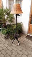 Retro vas állólámpa fonott vessző lámpaernyővel, kovácsoltvas jellegű, kis asztalkával