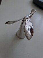 Repdeső fém madár sörnyitó, a videón láthatóan szálldos a kúpon, a madár mérete 6x6cm, a kúp 4x2,5cm