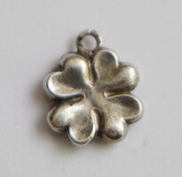 Ezüst négylevelű lóhere medál , zsuzsu . 0,9 x 1,1 cm