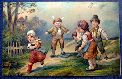Antik  dombornyomott litho  képeslap - játszó, gúnyolódó gyerekek ,  kislány játék babával