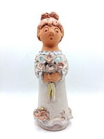 Antalfiné Szente Katalin jelzett kerámia figura – Virágcsokrot tartó kislány (23 cm)