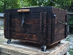 Egyedi, XL méretű ipari/loft kincsesláda és gurulós dohányzóasztal (fékezhető kerekekkel!)