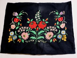 Kalocsai mintával hímzett díszpárna, párna huzat 51 x 39 cm