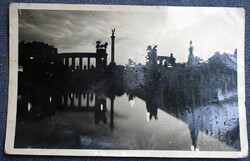 Budapest / Milleniumi emlékmű éjjel      -  régi fotó  képeslap  1932