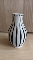 Koczor Sándor tervezte Hollóházi porcelán fekete-fehér csíkos váza 2