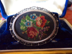 Gobelin bross ezüstözött keretben 5,5 x 4,3 cm