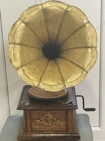 Felnyitható tetejű, réz tölcséres gramofon