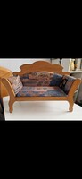 Kárpitozott biedermeier stílusú mimiatür hibátlan baba kanapé mérete 37x17x14cm, az 1990-es évekből