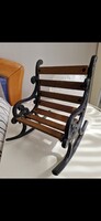 ﻿Miniatűr, vintage, öntöttvasból és fából készült baba hintaszék magassága 25cm szélessége 17cm