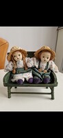 Fapadon ülő, kerámia fejű babák (12cm magasak), a pad méretei 15x14x6cm
