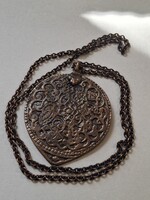 Kazári asszony jelzett fém medál lánccal, 6 cm