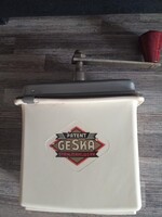 Vintage Geska (Geska-Fortschritt) kézi kávé- és mokkadaráló látható, amely az 1950-es évekből