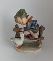 Hummel Goebel porcelán Barnyard hero fiú a kerítésen libával!