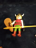 Playmobil viking harcos figura (szarvas sisakkal, piros fűzős tunikával,