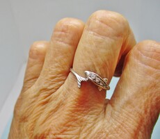 Elegáns  fehérarany delfin gyűrű kis átlátszó kövekkel