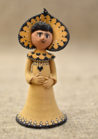 Kerámia lány figura kokoshnik fejdísszel