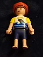 Playmobil kisfiú figurának (piros sapkában, sárga ujjú pólóban