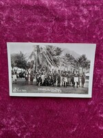 Ritka ausztrál néprajzi képeslap – Őslakosok harci díszben, két ausztrál bélyeggel