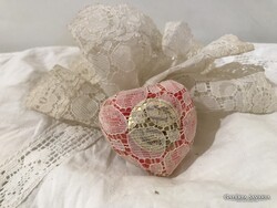 SZAPPAN - ÚJ - RÉGI - CSIPKÉBE CSOMAGOLVA - SZÍV ALAKÚ - 5 x 5 x 3 cm - HIBÁTLAN
