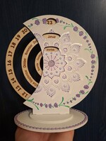 Új! Öröknaptár 21cm levendulás mandala mintával fehér alapra, bármilyen felirattal