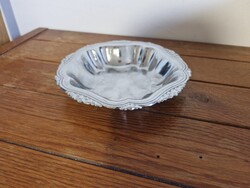 Vintage díszes fém kínálótál – barokkos peremmel, kb. 21 cm