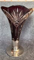 Régi bíborpácolt ólomüveg  kristályváza fém talppal, 27 cm magas, nyílása 18 cm