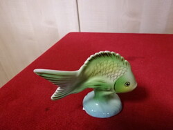 Hollóházi porcelán figura, arany hal zöld alapon, hossza 9 cm. Jókai