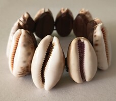 Kauri kagylókból készült,gumis vagy fűzött karkötő