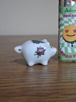 Porcelán aranyos szerencsehozó malac 4 levelű lóherével, katicával. 4,6 cm. Hibátlan