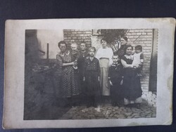 Antik fotólap nagy családi csoport, nők és gyermekek udvaron, kb. 1910–1920-as évek