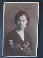 Antik fotólap fiatal nő virágcsokorral, elegáns női divat és frizura, műtermi portré, 1920-as évek