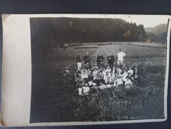Antik fotó nagy kiránduló társaság pikniken, 1910–20-as évek