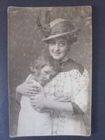 Antik fotólap anya kislányával, elegáns kalapos nő, csipkés ruha, műtermi portré, kb. 1910–1915
