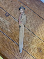 Régi faragott, festett fa levélbontó – férfialakos, kb. 20,5 cm
