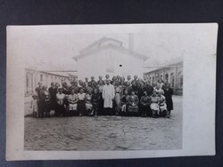 Nagy női csoport egy intézmény/üzem udvarán – kb. 1930-as évek