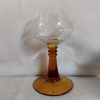 Vintage borostyán talpas rajnai boros pohár homokfúvott szőlőmintával – 15,5 cm