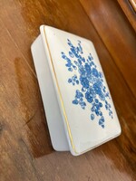 Hollóházi porcelán bonbonier – Kék virágmintás, arany szegéllyel