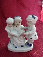 Porcelán figura, nagyi olvas az unokáknak, magassága 10 cm. Vanneki!
