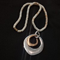 Gyöngyház  nyakék  4 cm-es ezüstözött medállal