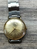 Szovjet gyártmányú vintage Poljot (16 köves) mechanikus férfi karóra látható az 1960-as évekből,