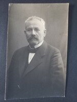 Elegáns bajuszos férfi portréja – régi fotóképeslap