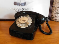 Retro fekete tárcsás telefon Mechanikai Művek