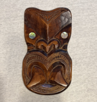Eredeti maori fafaragás – Vintage új-zélandi Tiki falidísz Paua kagyló szemekkel (24x13 cm)