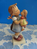 Hummel-Goebel,KISLÁNY BABÁVAL, Kiss me, 16 cm