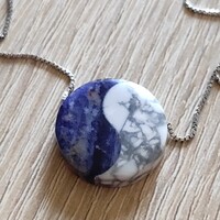 Sodalit /Howlit Yin Yang csúszó medál ezüst láncon