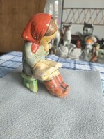 Retro olvasó kislány kerámia figura padon – Hummel stílusú (12 cm)