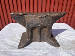 Régi 58 kg-os kovácsüllő – VH jelzéssel
