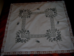 Fekete Keresztszemes csipkés  hímzett  terítő  78 cm x 84 cm