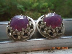 Lila csiszolt ásvány köves ezüstözött klipsz,irizáló apró csiszolt  kövekkel,áttört peremmel