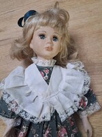 Vntage porcelán díszbaba.A baba a múlt század végére (1980-as/90-es évek) jellemző, nosztalgikus vik